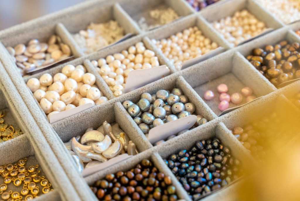 Mange perler i en boks